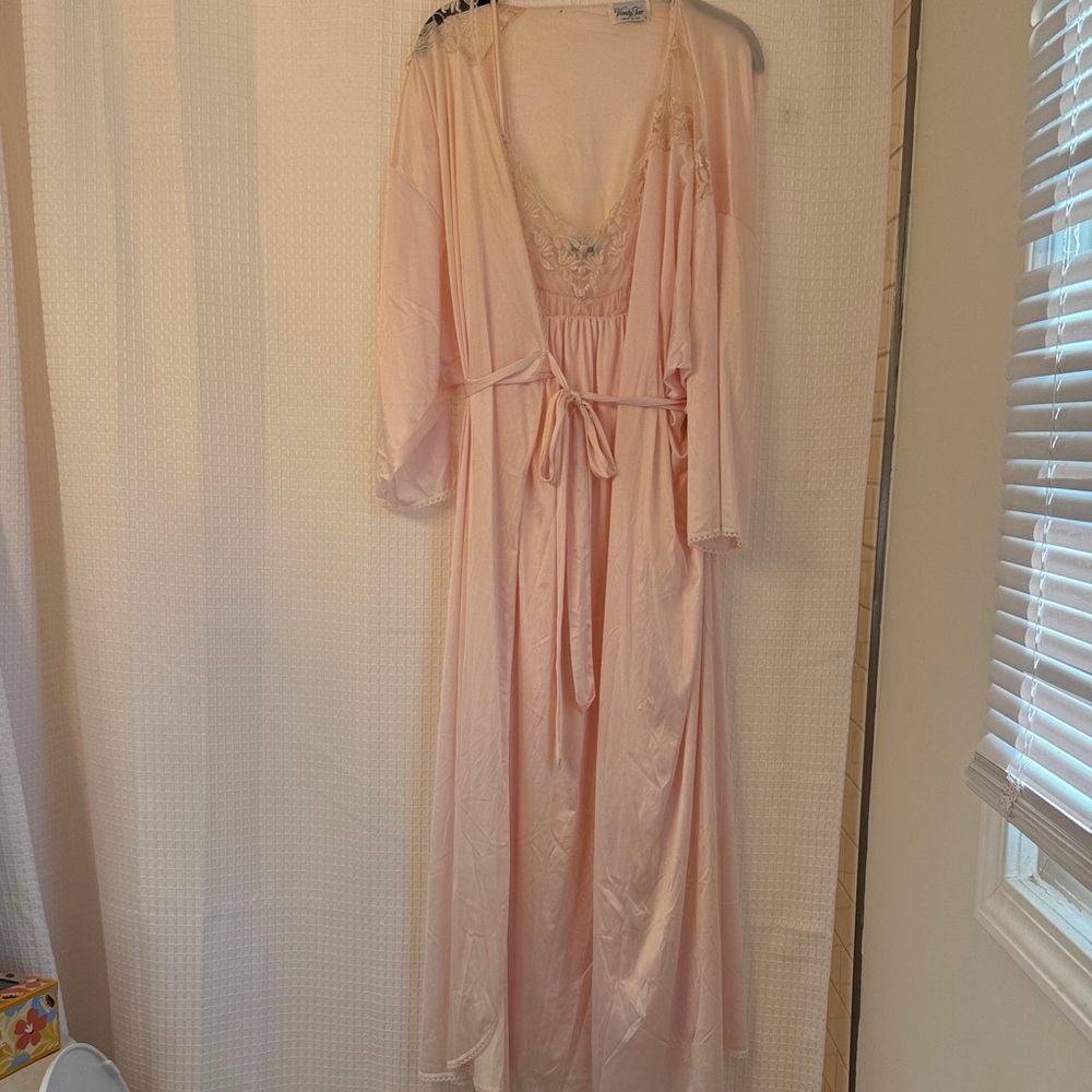 Vanity Fair vintage Soft Pink Lace Robe and Chemise set